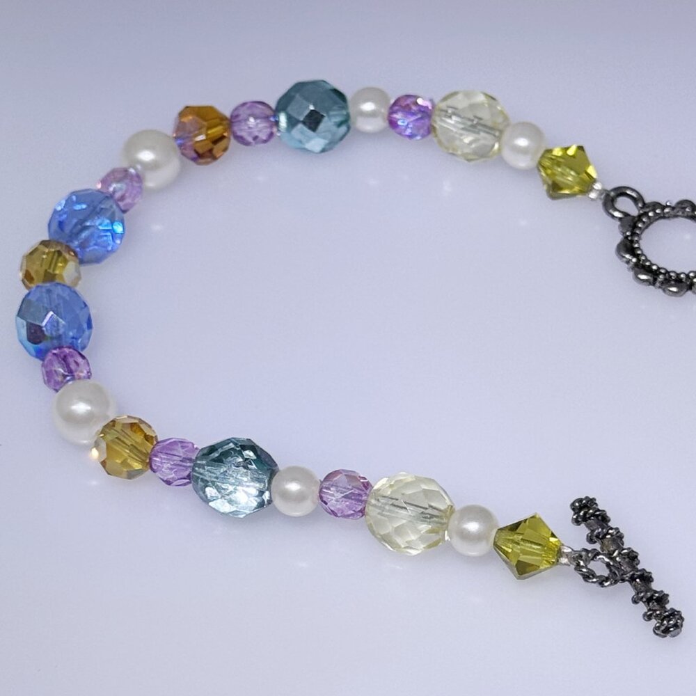 Multi colored beaded bracelet, cute, colorful, plastic and glass beads, 7" - Picture 6 of 6